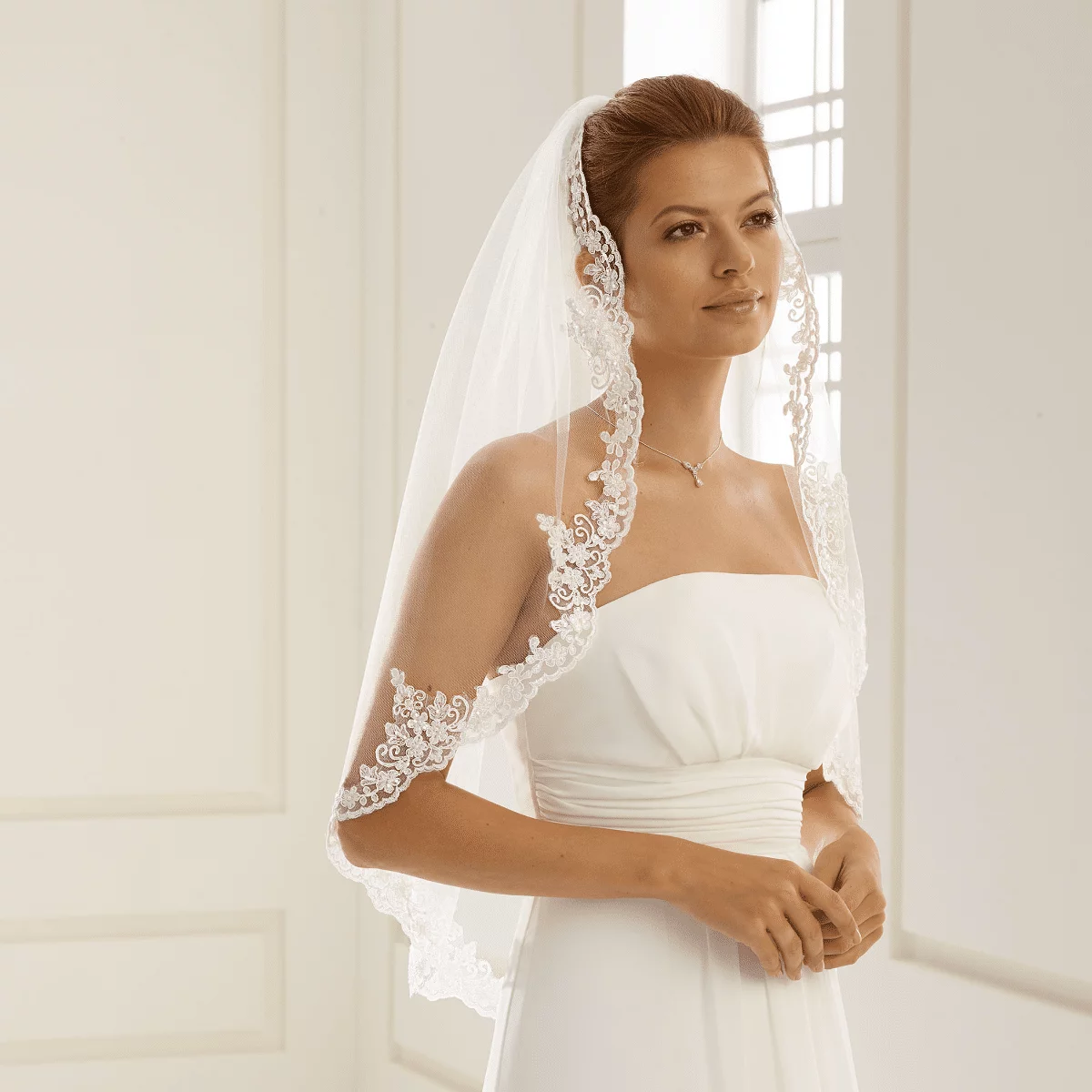 Schleier mit Spitzenkante Avalia S102