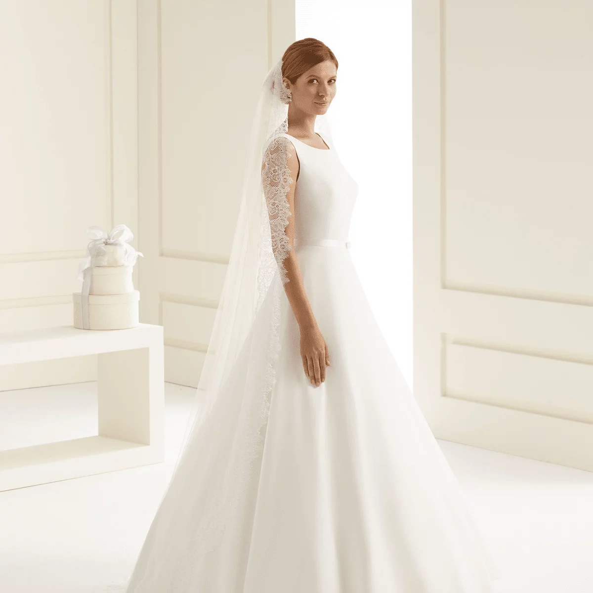 Schleier mit Spitzenkante Avalia S178