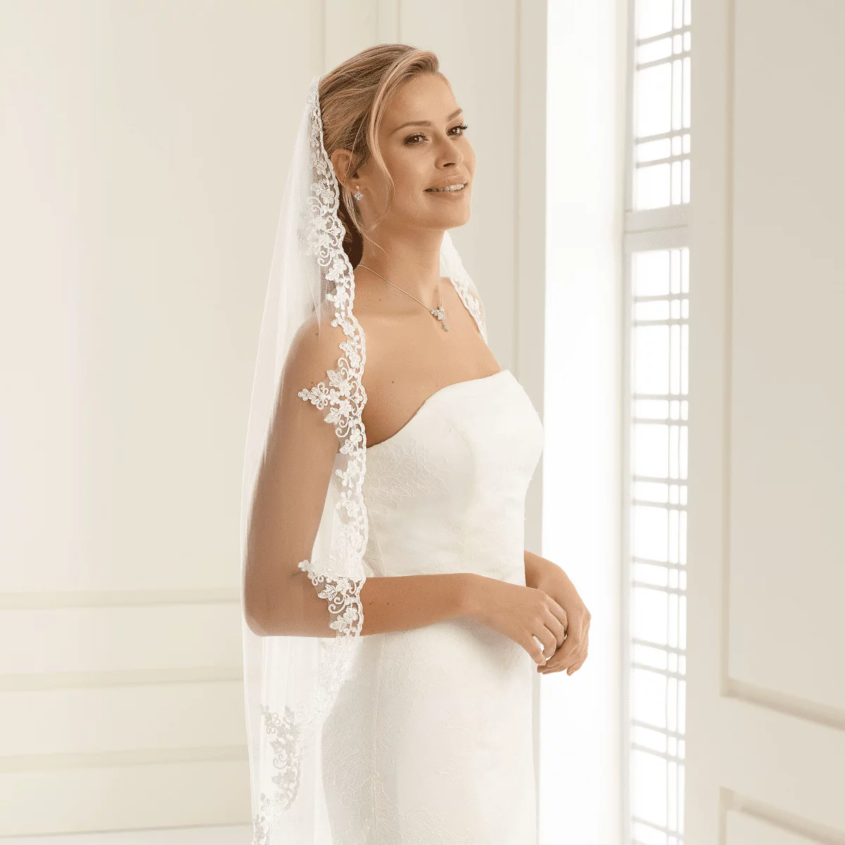 Schleier mit Spitzenkante Avalia S192